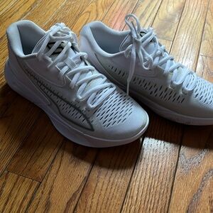 White puma women size 8 sneakers